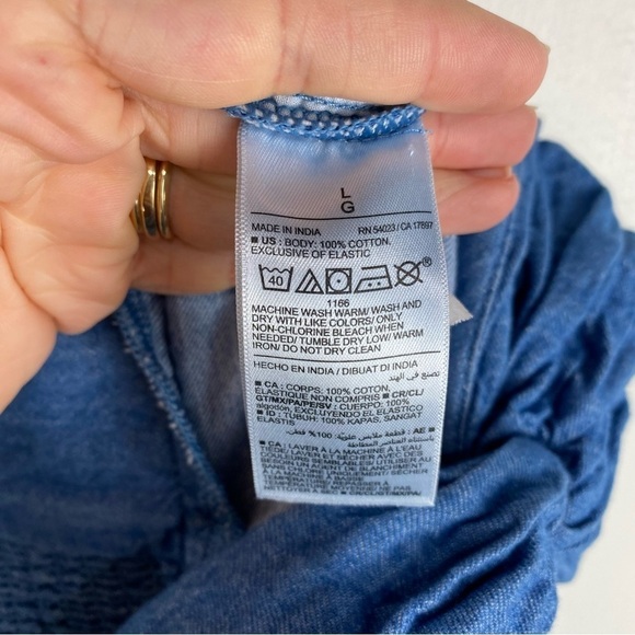 Old Navy Twist Front Tie Shoulder Straps Smocked Chambray Jumpsuit Size Large - Picture 7 of 7